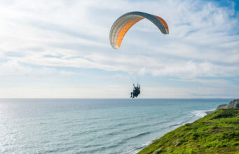 Paragliding je úžasný všade, ale nad morom o niečo viac
