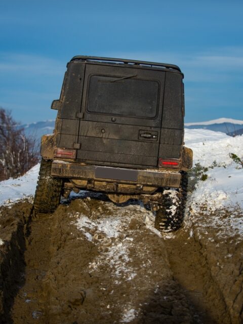Off-road vozidlo prechádzajúce zasneženým terénom počas zimného dobrodružstva.