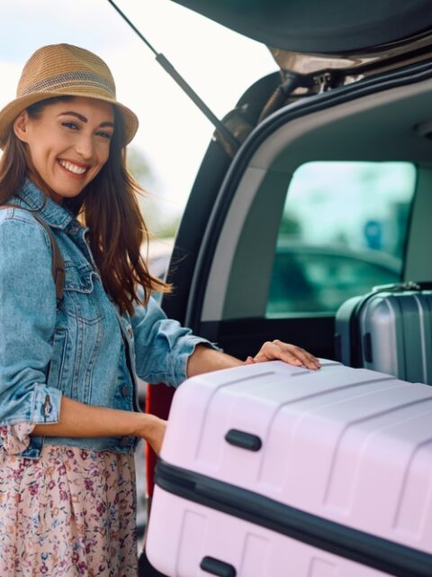 Auto s batožinou na ceste za dobrodružstvom – výhody a nevýhody cestovania na dovolenku vlastným vozidlom.