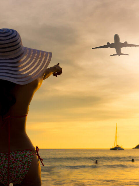 Začiatočník absolvuje simulovaný let v kabíne lietadla s inštruktorom počas prípravy na dovolenku