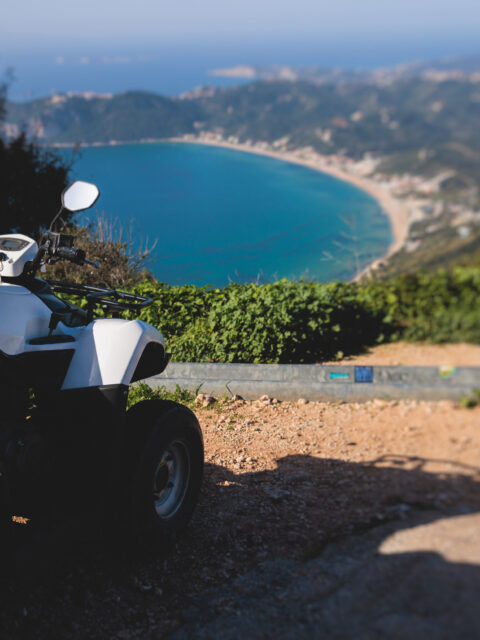 Štvorkolka jazdiaca v malebnej európskej krajine.