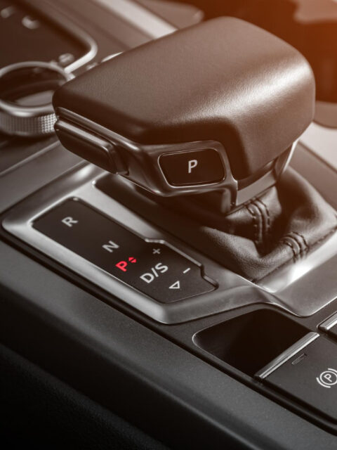 Automechanik kontroluje brzdový systém a snímač ABS na zdvihnutom automobile počas pravidelnej servisnej prehliadky.