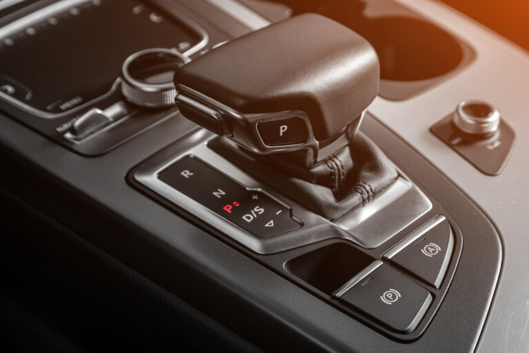 Automechanik kontroluje brzdový systém a snímač ABS na zdvihnutom automobile počas pravidelnej servisnej prehliadky.